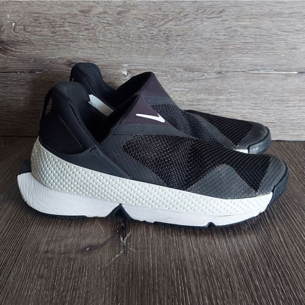 Nike Go FlyEase Easy Slip-On Sneakers Black & White Womens Size 8.5